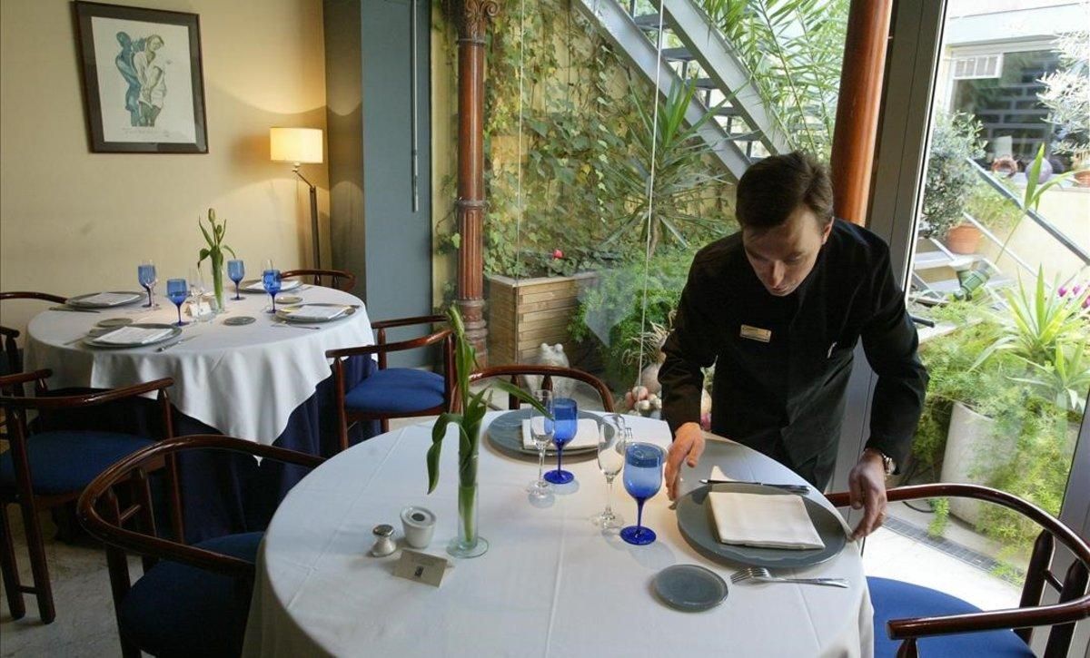 Un camarero en un restaurante. Un camarero en un restaurante.