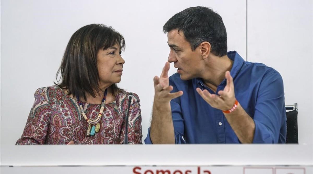 Pedro Sánchez habla con la presidenta del PSOE, Cristina Narbona, en la sede del partido .
