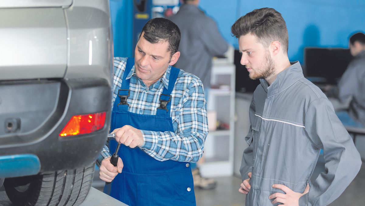 Un alumno en prácticas en una empresa de automoción Un alumno en prácticas en una empresa de automoción
