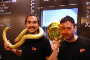 Paco Benítez y Pedro Baño, con un plato de Duralex, entre las pizarras de la Fonda Pepa, en Gràcia.