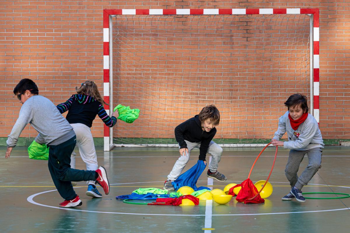 Varios alumnos participan en una extraescolar de juegos.