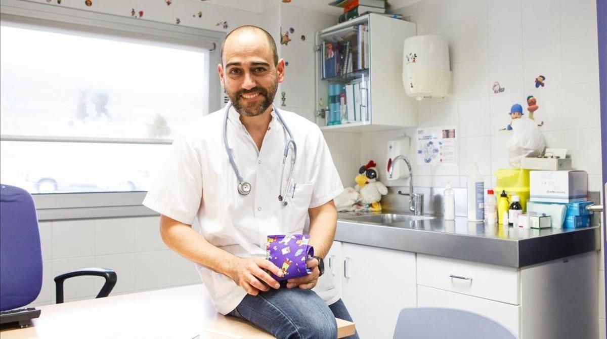 El enfermero de Pediatría Armando Bastida, en el centro de salud de Terrassa donde trabaja. El enfermero de Pediatría Armando Bastida, en el centro de salud de Terrassa donde trabaja.