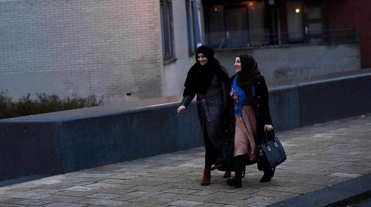 Mujeres musulmanas cerca de una mezquita de Rotterdam. Mujeres musulmanas cerca de una mezquita de Rotterdam.
