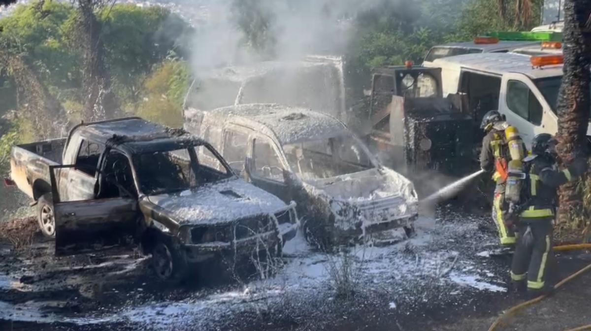 Tres coches se incendian en la montaña de Montjuïc y provocan una espectacular humareda