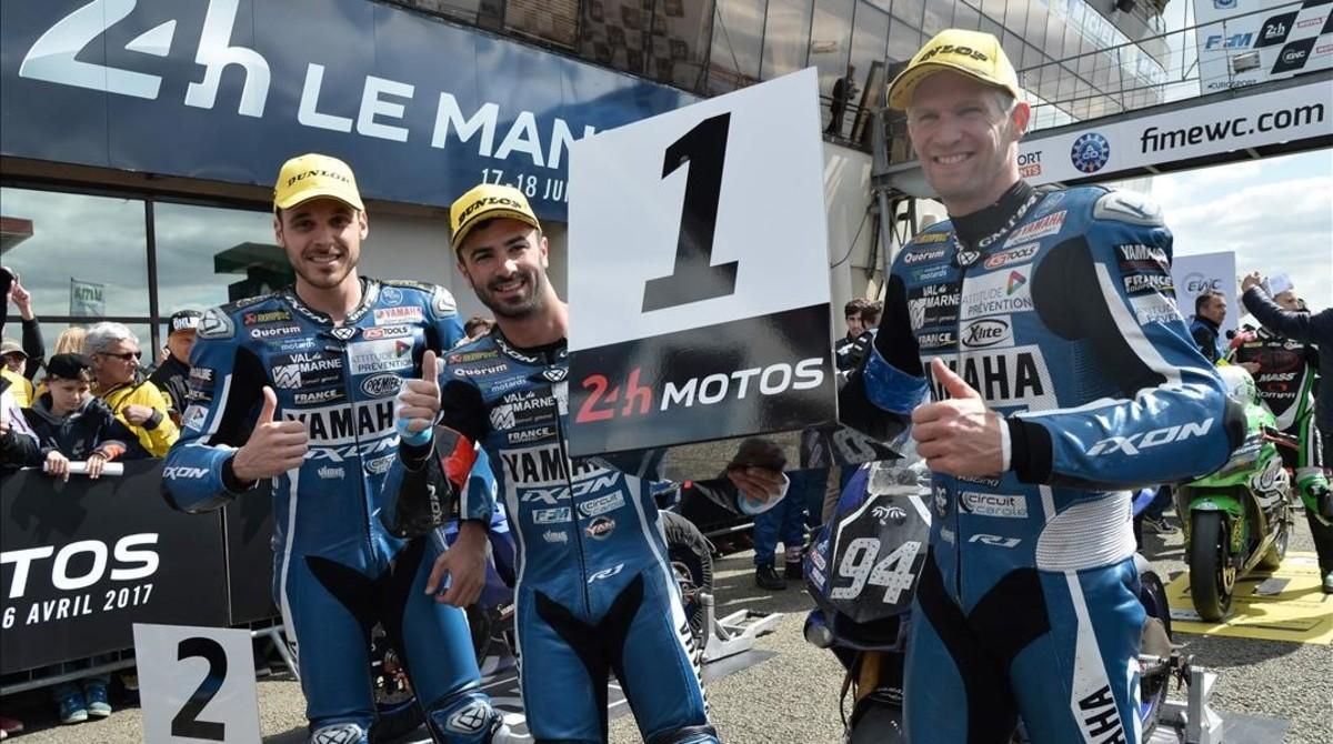 David Checa (derecha) celebra el triunfo en las 24 horas de Le Mans junto a sus compañeros de Yamaha, Niccolo Canepa (izquierda) y Mike di Meglio. David Checa (derecha) celebra el triunfo en las 24 horas de Le Mans junto a sus compañeros de Yamaha, Niccolo Canepa (izquierda) y Mike di Meglio.