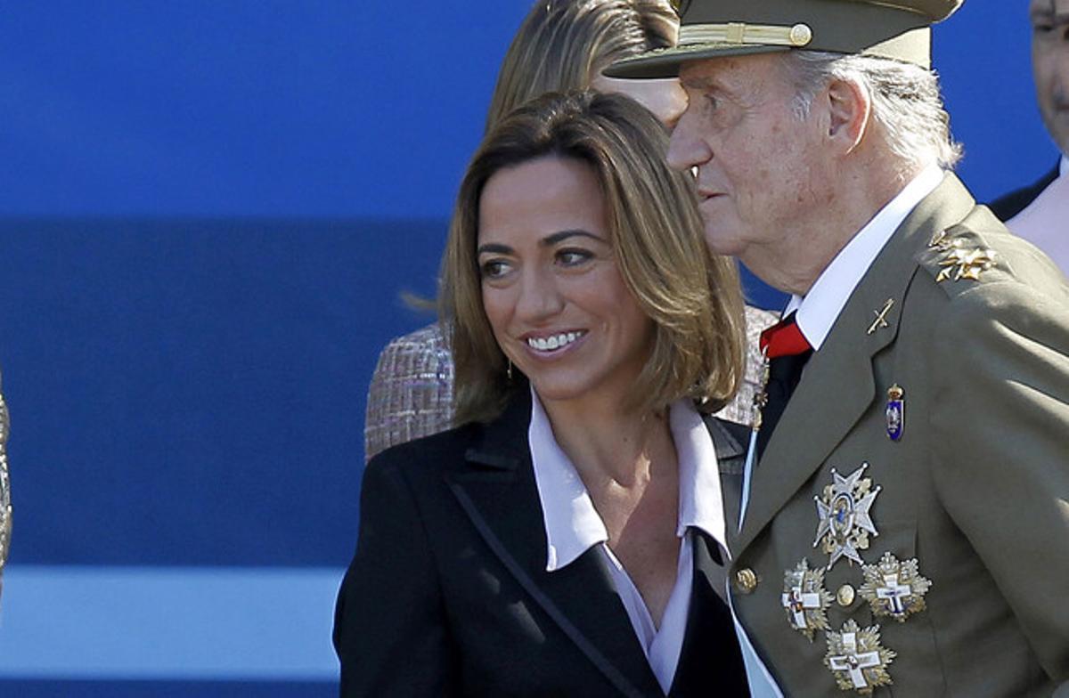 Carme Chacón, entonces ministra de Defensa, junto al Rey, durante el desfile de las fuerzas armadas, en octubre del 2011. Carme Chacón, entonces ministra de Defensa, junto al Rey, durante el desfile de las fuerzas armadas, en octubre del 2011.