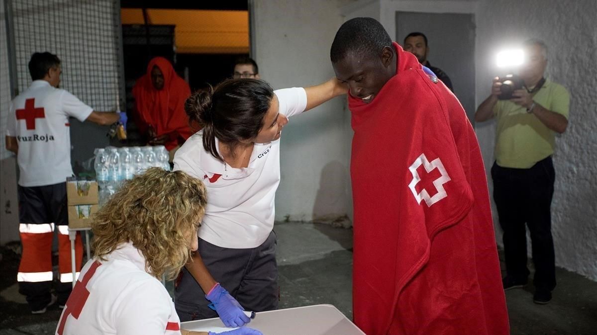 Personas de origen subsahariano llegan a Motril (Granada), el pasado 16 de julio. Personas de origen subsahariano llegan a Motril (Granada), el pasado 16 de julio.