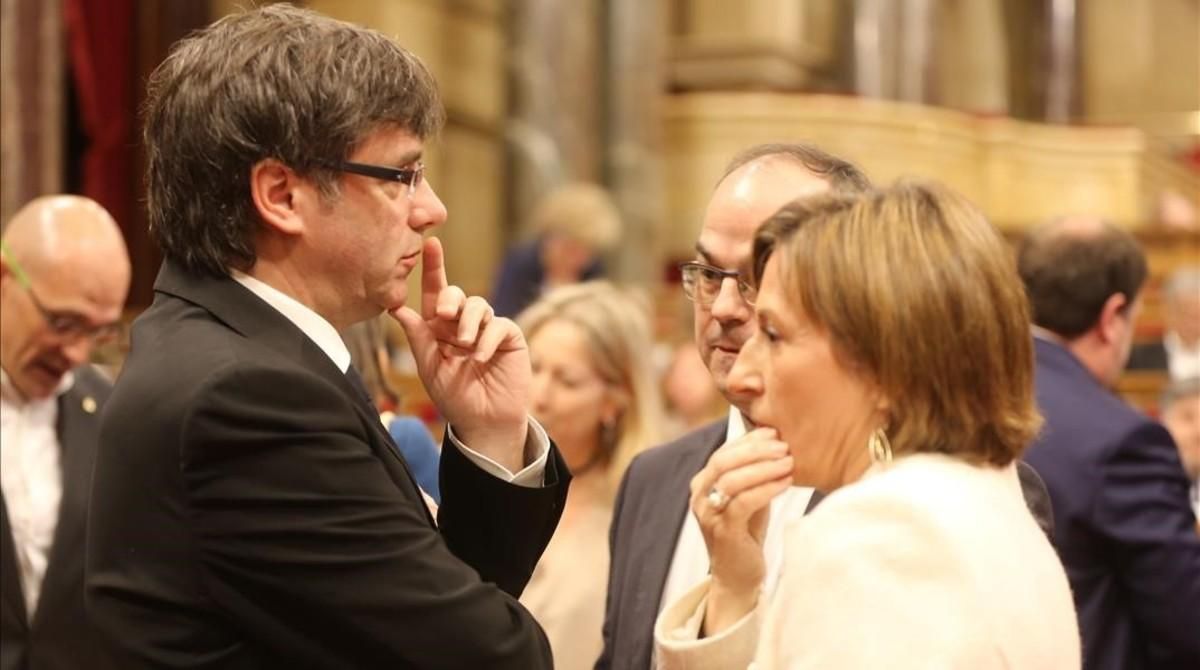 El ’president’ Carles Puigdemont junto a la presidenta del Parlament, Carme Forcadell. El ’president’ Carles Puigdemont junto a la presidenta del Parlament, Carme Forcadell.