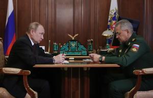 Vladímir Putin con el ministro de Defensa, Sergei Shoigu.