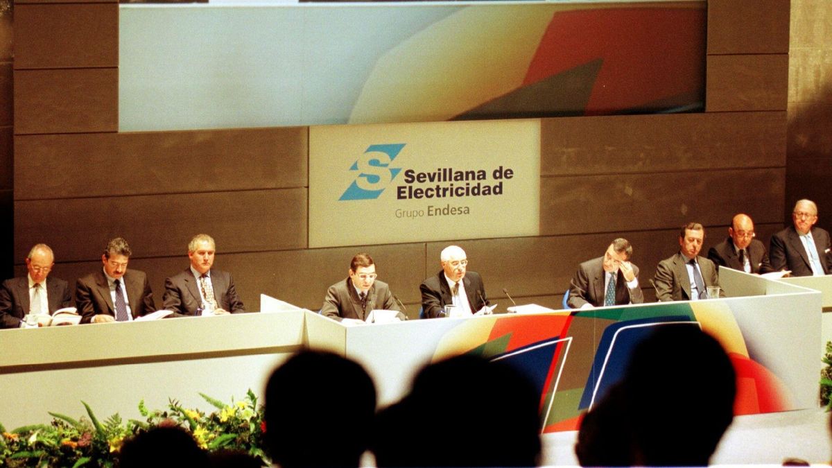 Reunión de la Junta General de Accionistas de Sevillana de Eletricidad celebrada en Sevilla y en la que se aprobó la fusión por absorción de esta empresa en Endesa en 1999 Reunión de la Junta General de Accionistas de Sevillana de Eletricidad celebrada en Sevilla y en la que se aprobó la fusión por absorción de esta empresa en Endesa en 1999