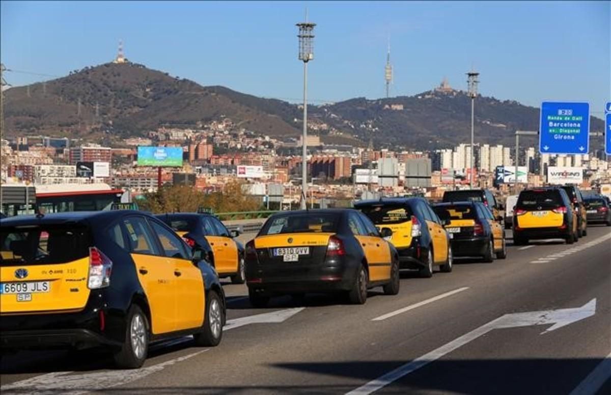 Marcha lenta de taxistas el pasado enero en Barcelona. Marcha lenta de taxistas el pasado enero en Barcelona.