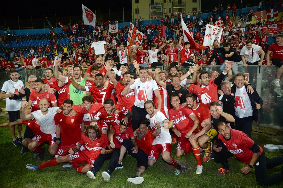 La plantilla del Monza celebra el ascenso. La plantilla del Monza celebra el ascenso.