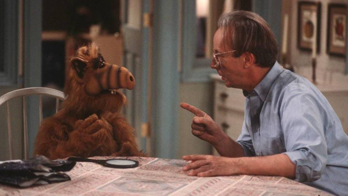 Max Wright, junto al personaje de Alf. Max Wright, junto al personaje de Alf.