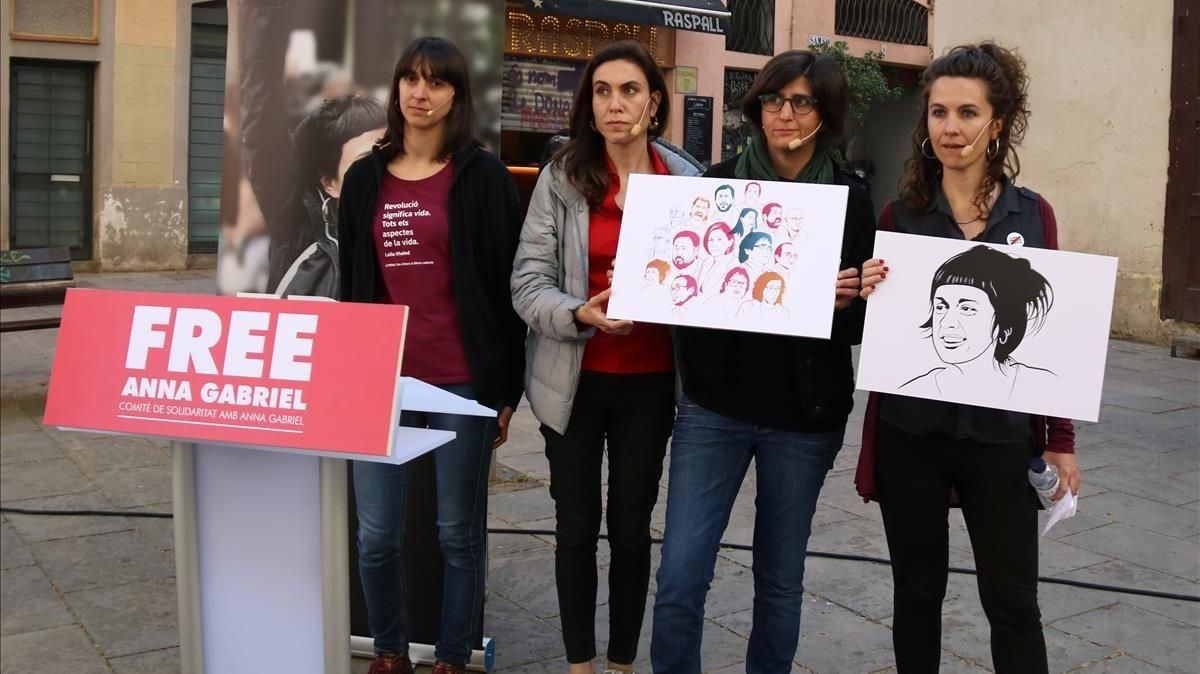 Las periodistas Natza Farré, Gemma Garcia y Txell Bonet, pareja de Jordi Cuixart y Gemma Codina portavoz de ’Free Anna Gabriel’ en la presentación de la campaña. Las periodistas Natza Farré, Gemma Garcia y Txell Bonet, pareja de Jordi Cuixart y Gemma Codina portavoz de ’Free Anna Gabriel’ en la presentación de la campaña.