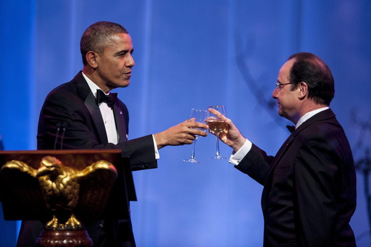 El presidente estadounidense, Barack Obama, brinda con el mandatario francés, Francois Hollande, durante una cena de Estado.