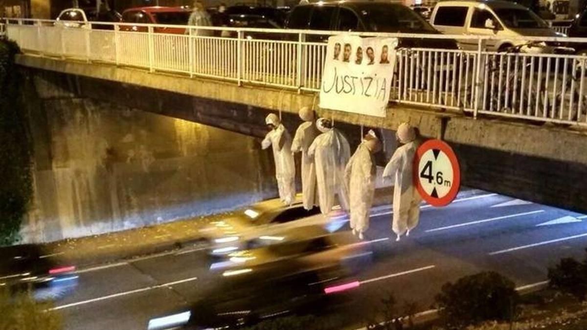 Cinco muñecos con los rostros de los integrantes de La manada han aparecido colgados de un puente de Pamplona. Cinco muñecos con los rostros de los integrantes de La manada han aparecido colgados de un puente de Pamplona.
