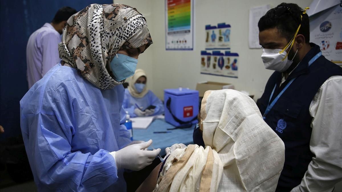 Un médico administra la primera dosis de la vacuna COVAXIN a una mujer de Cachemira en el Hospital SMHS de Srinagar . Un médico administra la primera dosis de la vacuna COVAXIN a una mujer de Cachemira en el Hospital SMHS de Srinagar .