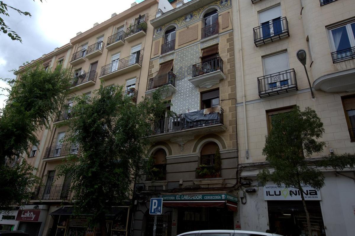 Fachada de pisos turísticos en Madrid.