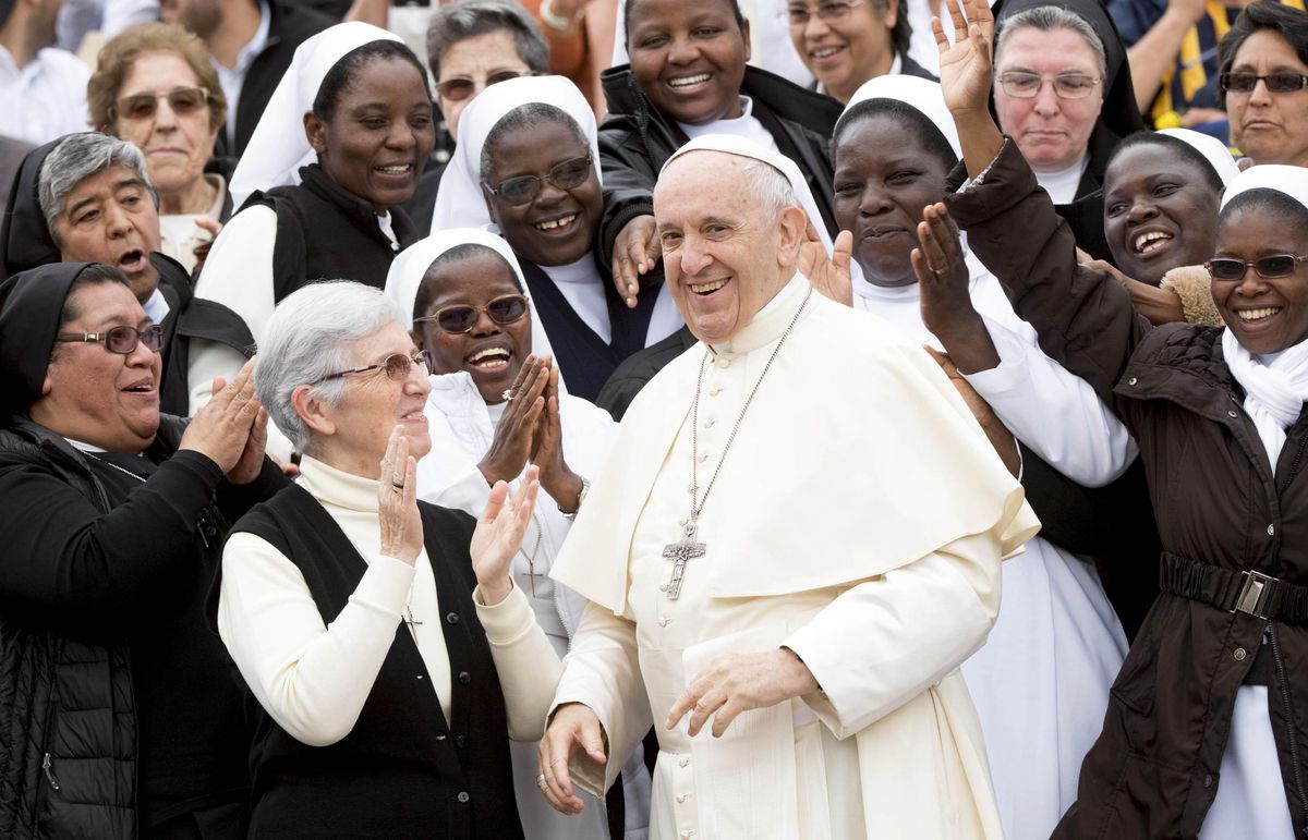 Una imagen del papa Francisco rodeado de monjas.EFE/ Claudio Peri Una imagen del papa Francisco rodeado de monjas.EFE/ Claudio Peri