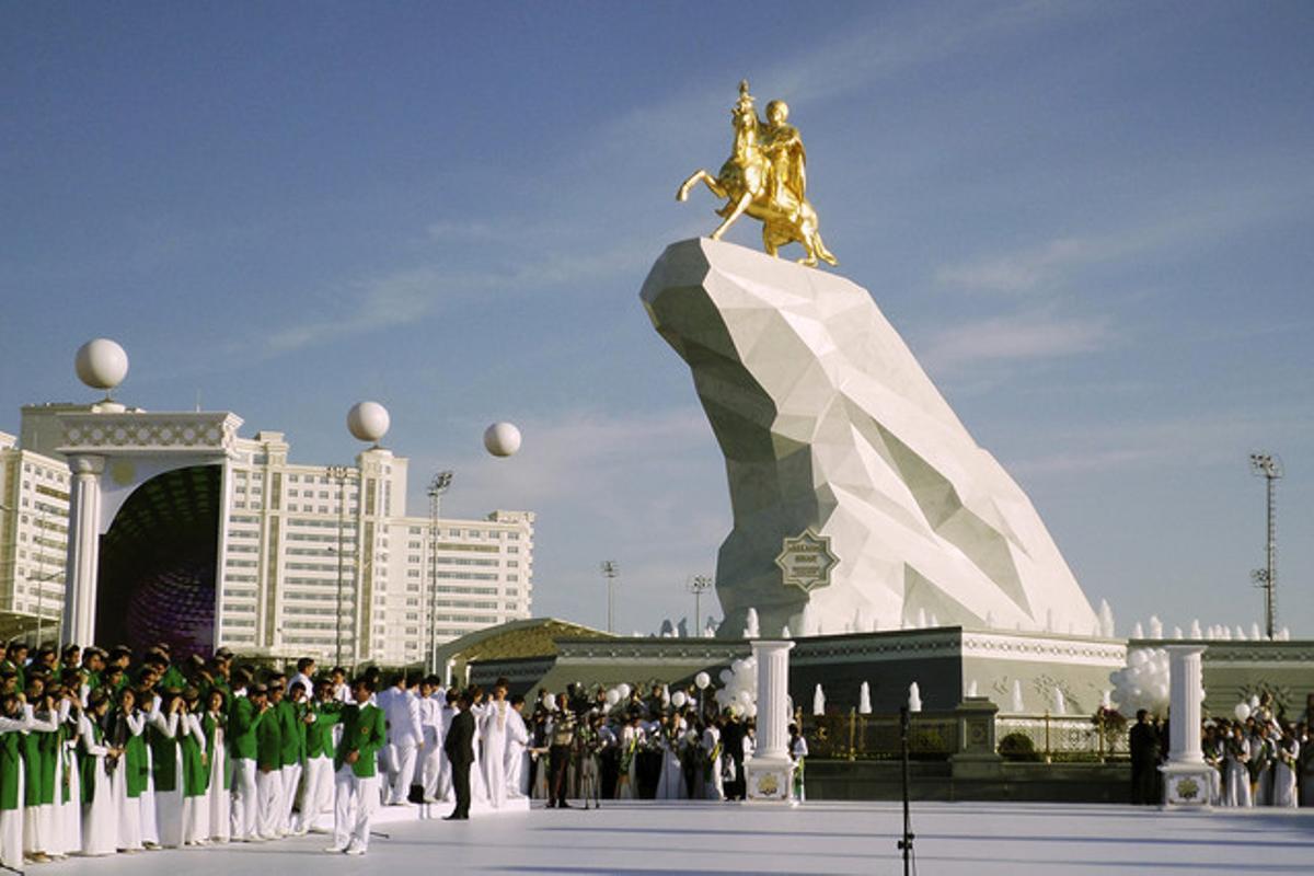 La recién inaugurada estatua bañada en oro del presidente de Turkmenistán.