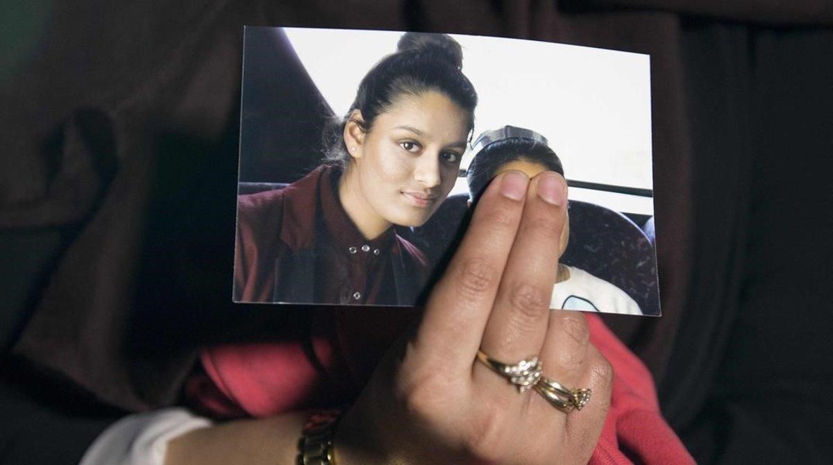 Foto de Shamima Begum, mostrada por su hermana Renu, en una rueda de prensa en el 2015. Foto de Shamima Begum, mostrada por su hermana Renu, en una rueda de prensa en el 2015.