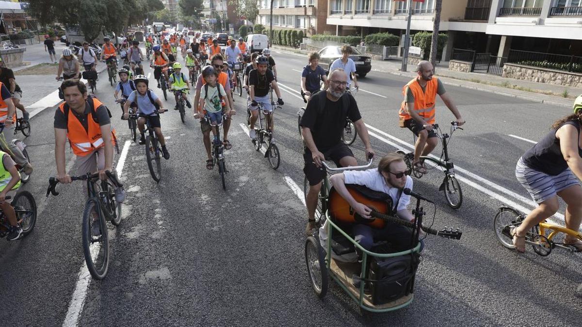 El bicibús de Sarrià-Sant Gervasi, el viernes 17 de junio, avanzando por Via Augusta