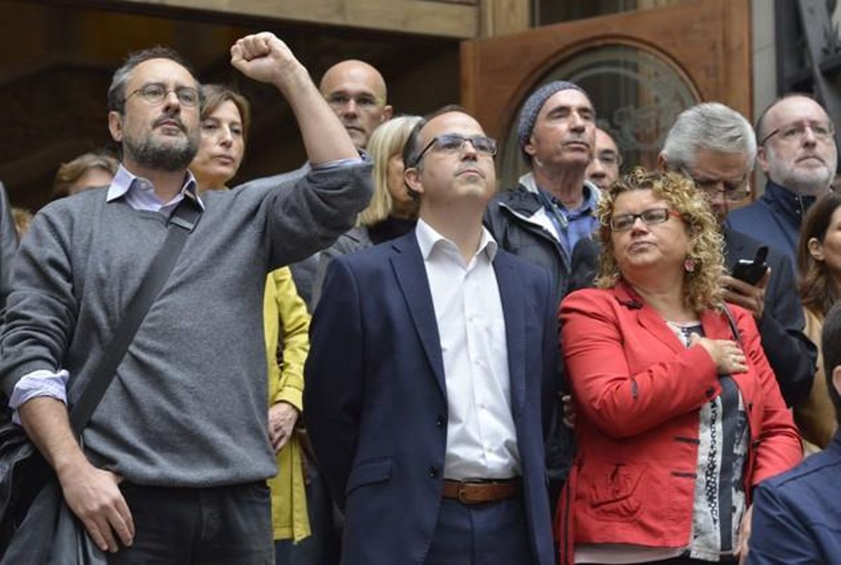 Antonio Baños y Lluís Llach, también han arropado a Rigau. Antonio Baños y Lluís Llach, también han arropado a Rigau.