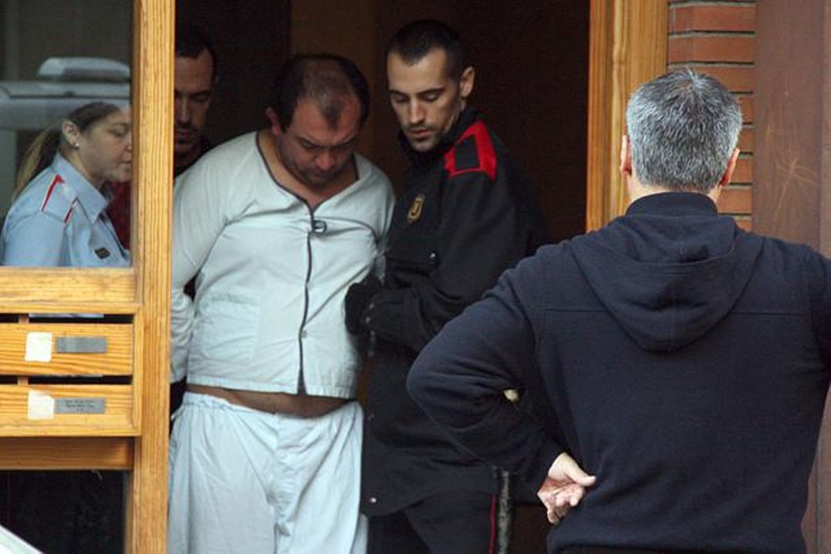 El detenido sale de su vivienda custodiado por los Mossos d’Esquadra. El detenido sale de su vivienda custodiado por los Mossos d’Esquadra.