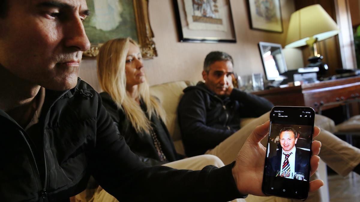 Toni, que muestra una foto de Lamacchia, junto a Patricia y Álex. Toni, que muestra una foto de Lamacchia, junto a Patricia y Álex.