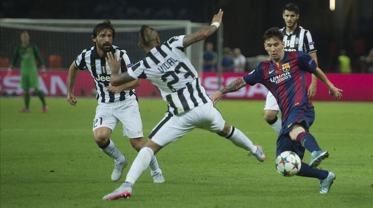 Messi intenta avanzar ante Vidal en la final de la Champions de Berlín en el 2015. Junto a ellos, Pirlo, y detrás, Morata. Ninguno de los tres sigue en la Juve. Messi intenta avanzar ante Vidal en la final de la Champions de Berlín en el 2015. Junto a ellos, Pirlo, y detrás, Morata. Ninguno de los tres sigue en la Juve.
