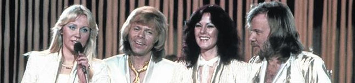 VIAJE AL CORAZÓN DEL POP MÁS RUTILANTE. Diferentes espacios del ABBA Museum, incluidos los sobrecargados vestidos del popular cuarteto sueco. y un karaoke para cantar virtualmente con los cuatro ases.