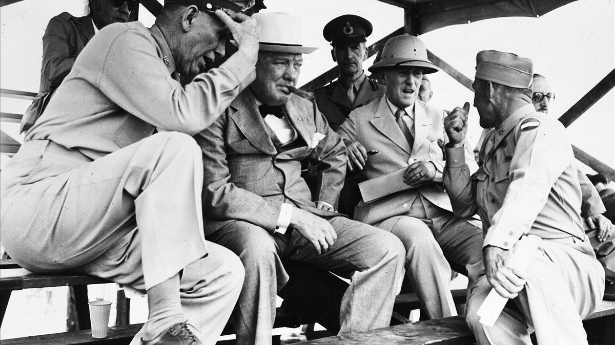 El primer ministro británico Winston Churchill (en el centro, con su inseparable puro), en Fort Jackson (Carolina del Sur), con miembros de su estado mayor, en junio de 1942.