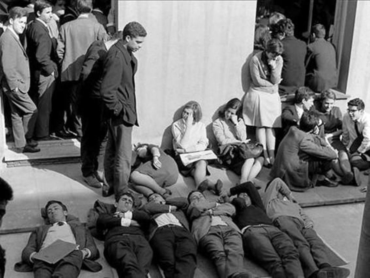 Universitarios tomando el sol en el exterior del monasterio, el 10 de marzo de 1966. Universitarios tomando el sol en el exterior del monasterio, el 10 de marzo de 1966.