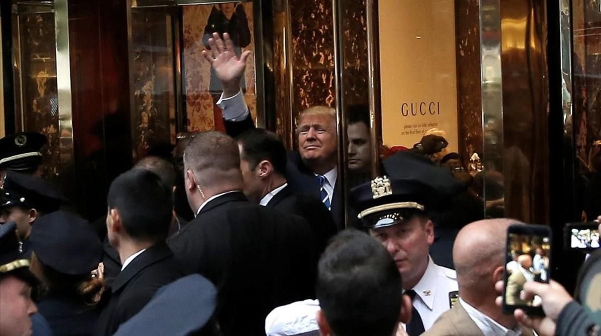 Trump saluda a sus seguidores desde la Trump Tower. Trump saluda a sus seguidores desde la Trump Tower.