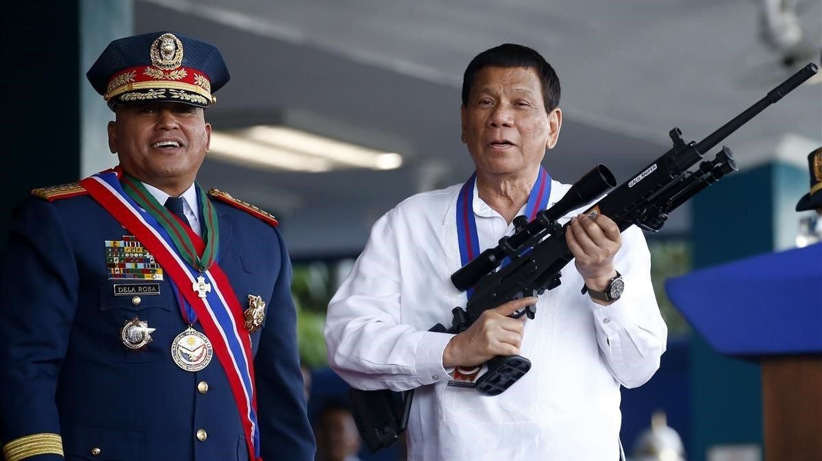 Imagen de archivo del presidente filipino, Rodrigo Duterte, fusil en mano. Imagen de archivo del presidente filipino, Rodrigo Duterte, fusil en mano.