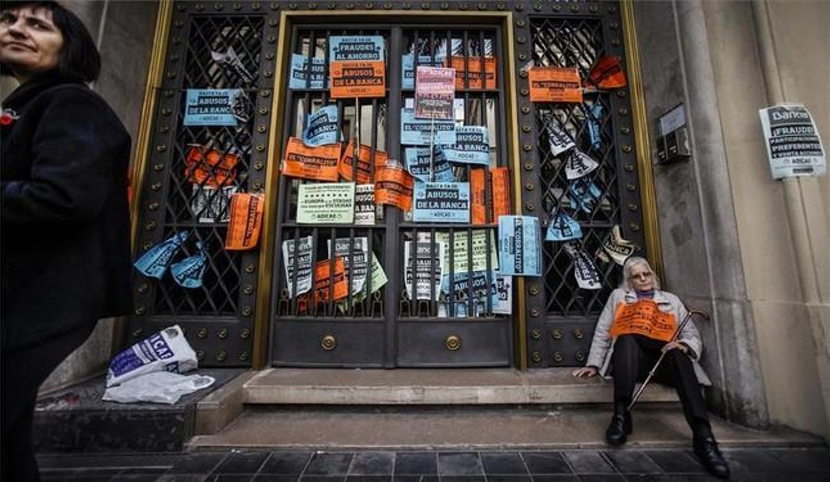 Protesta de afectados por las preferentes ante la sede del Banco de España en Valencia. Protesta de afectados por las preferentes ante la sede del Banco de España en Valencia.