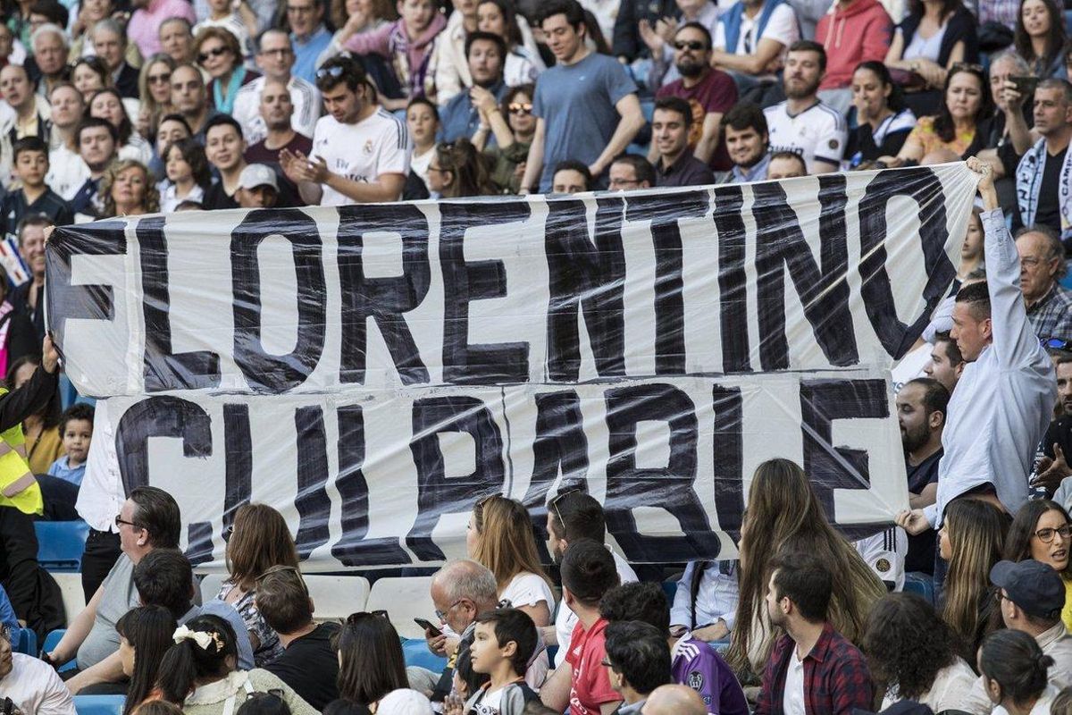Una pancarta en el Bernabéu retirada. Una pancarta en el Bernabéu retirada.