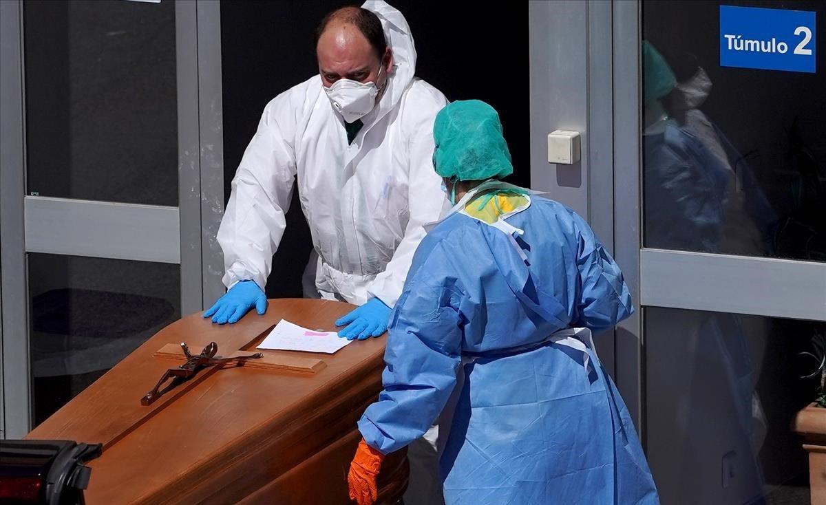 Un operario funerario se llevaba este jueves a un fallecido del Mortuorio del Hospital Severo Ochoa de Leganés.