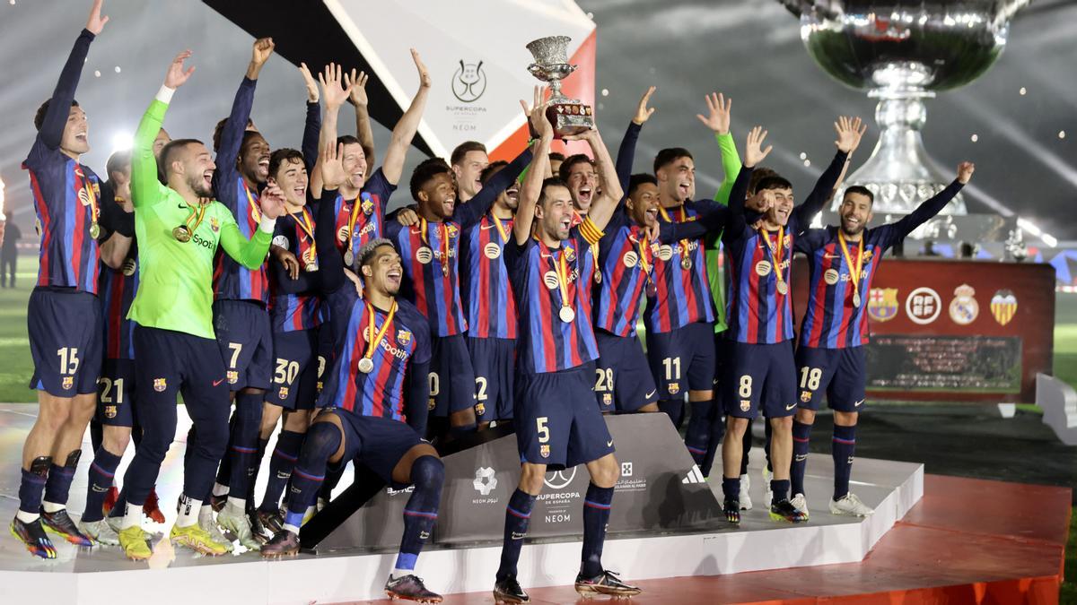 Busquets levanta, con la Supercopa de España, su primer trofeo como capitán.