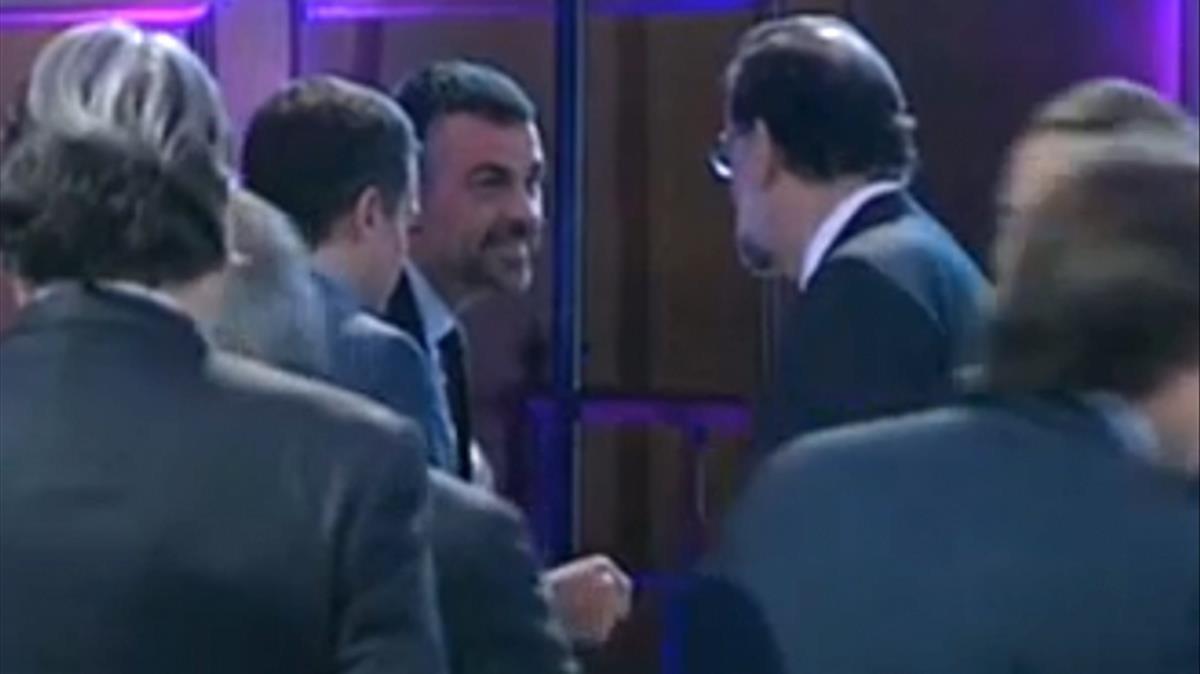 El ’exconseller’ Santi Vila saluda al presidente del Gobierno, Mariano Rajoy, durante una entrega de premios de la patronal catalana Foment del Treball.