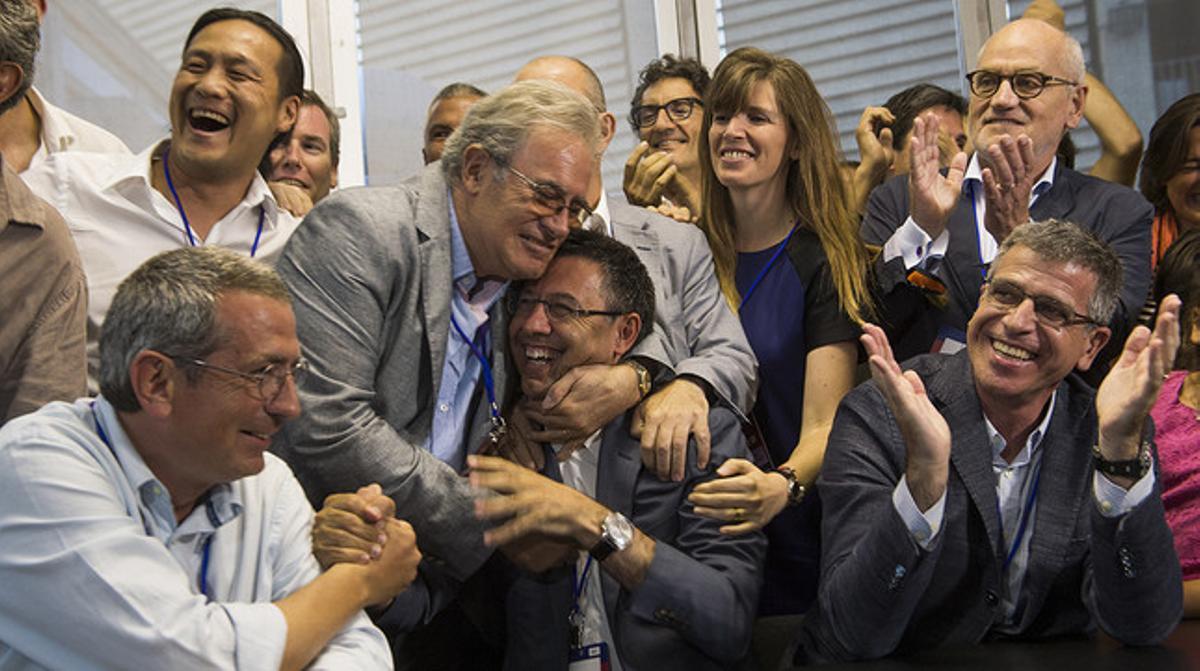 Josep Maria Bartomeu es felicitado efusivamente tras conocerse el sondeo de TV-3 nada más cerrarse las urnas.