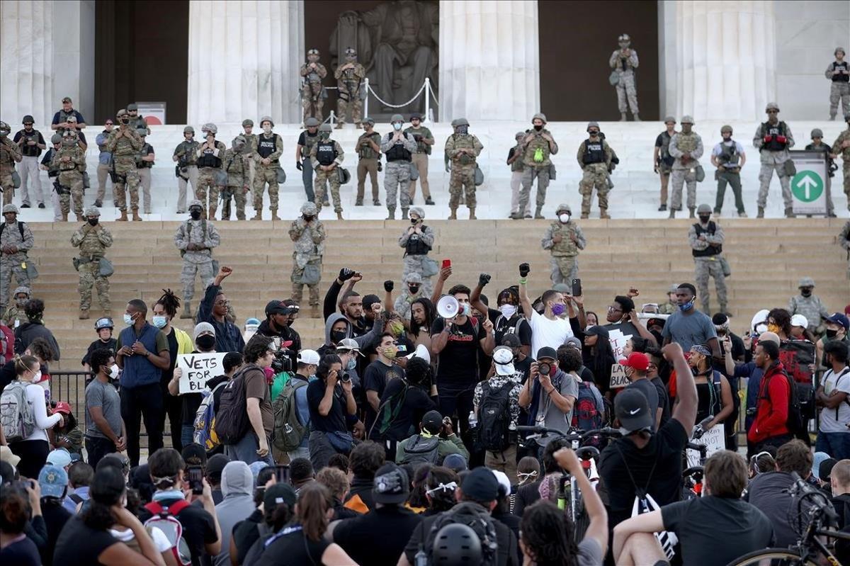 La Guardia Nacional hace una barrera ante el monumento de Abraham Lincoln durante una de las protestas en Washington. La Guardia Nacional hace una barrera ante el monumento de Abraham Lincoln durante una de las protestas en Washington.