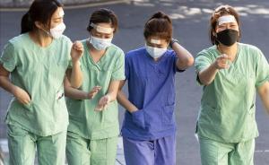 Médicos con mascarillas frente al coronavirus en Corea del Sur.