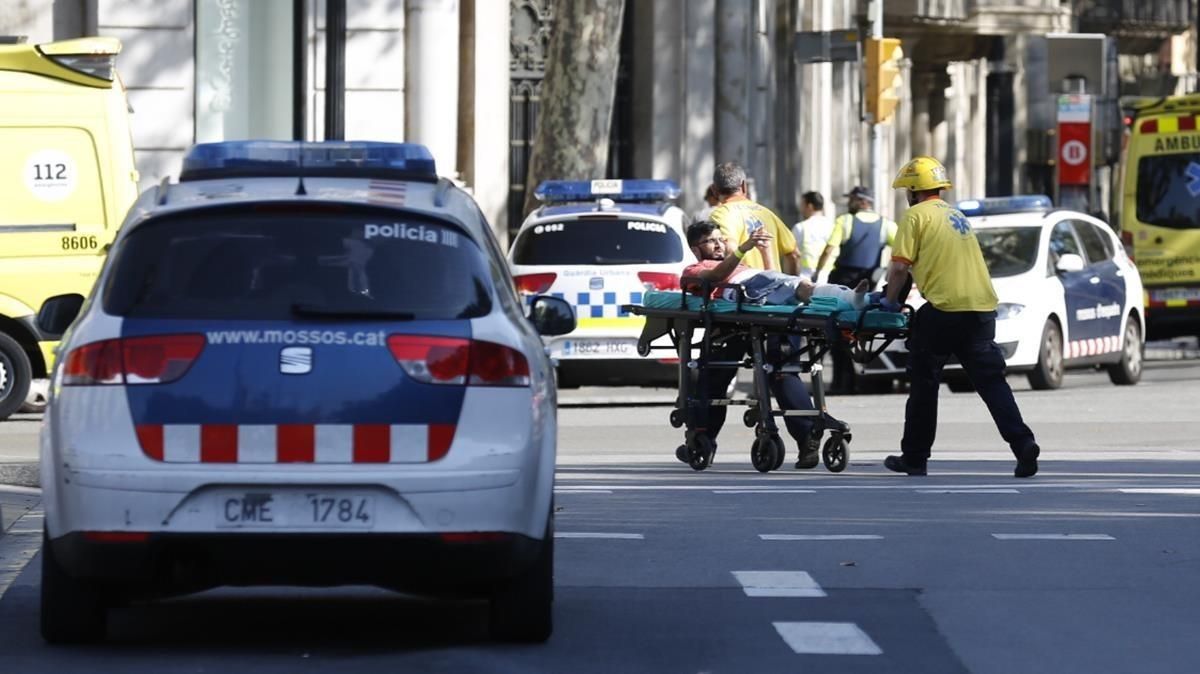 Una furgoneta arrolla a varias personas en la Rambla de Barcelona Una furgoneta arrolla a varias personas en la Rambla de Barcelona