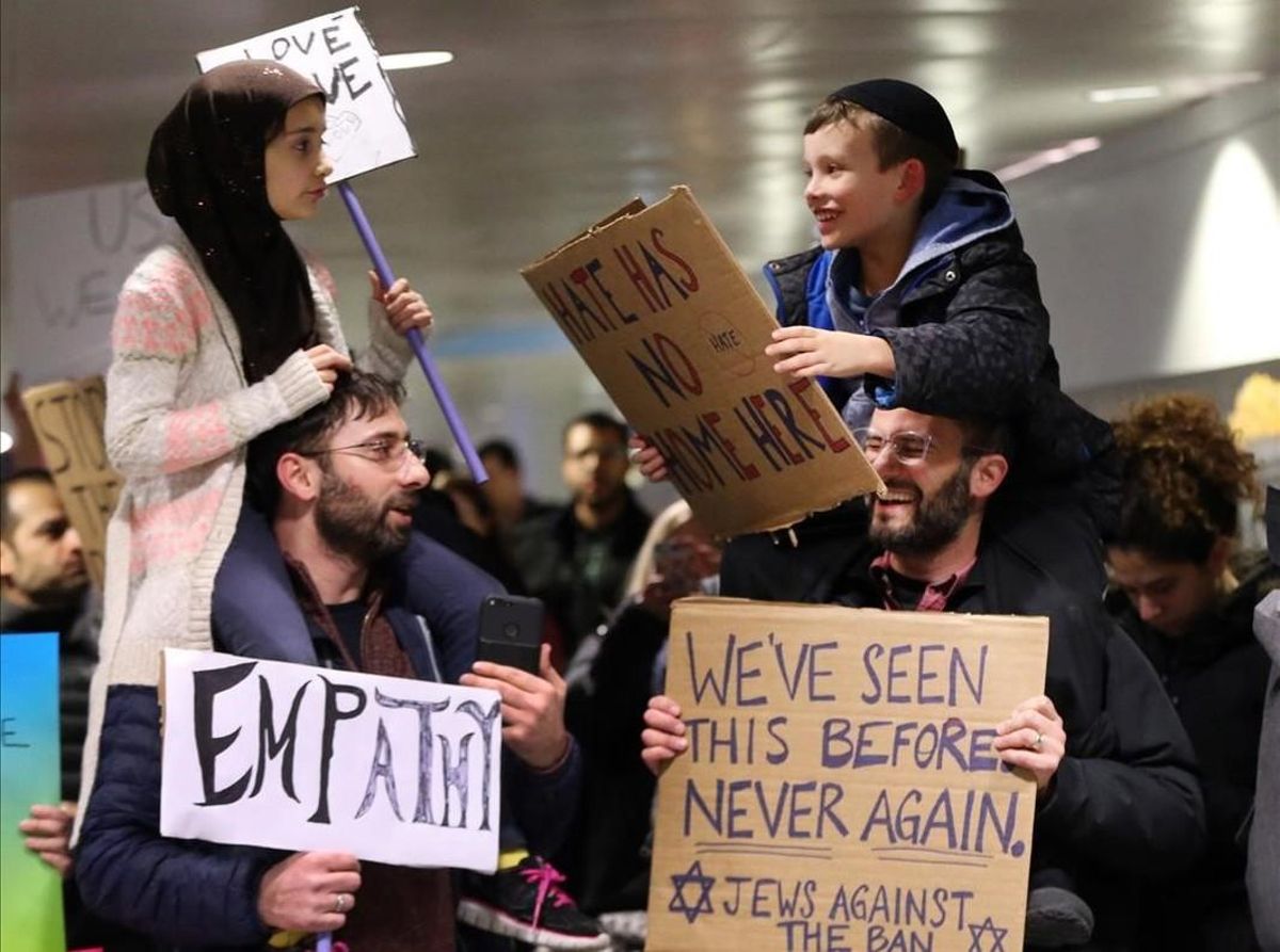 Adin y Meryem sentados sobre los hombros de sus padres, Jordan Bendant-Appell, un rabino, y Faith Yildrim, un musulmán, en una manifestación en Chicago. Adin y Meryem sentados sobre los hombros de sus padres, Jordan Bendant-Appell, un rabino, y Faith Yildrim, un musulmán, en una manifestación en Chicago.