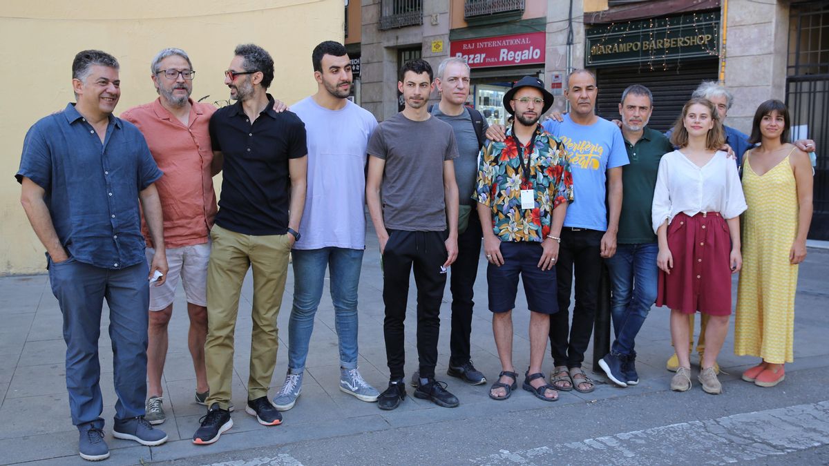 Cesc Casadesús (izquierda), director del Festival Grec, junto al equipo de ’Carrer Robadors’, en la zona del Raval donde transcurre parte de la obra. Cesc Casadesús (izquierda), director del Festival Grec, junto al equipo de ’Carrer Robadors’, en la zona del Raval donde transcurre parte de la obra.