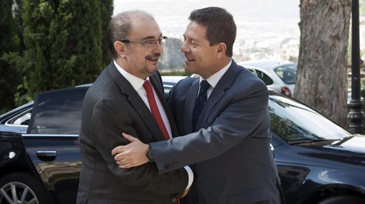 El presidente de Castilla-La Mancha, Emiliano García-Page, saluda a su homólogo aragonés, Javier Lambán, este viernes en Cuenca. El presidente de Castilla-La Mancha, Emiliano García-Page, saluda a su homólogo aragonés, Javier Lambán, este viernes en Cuenca.