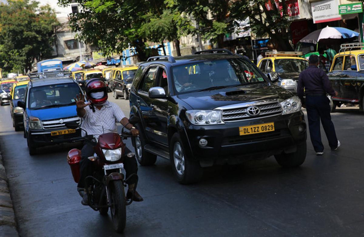 Dinish Karamsesula, conductor de Uber en las calles de Bombay, con su todoterreno.