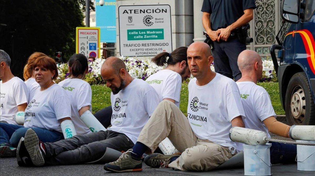 Activistas de Greenpeace protestan, el pasado lunes, contra la decisión del Ayuntamiento de Madrid (PP) de no multar a los conductores que atraviesen Madrid Central.