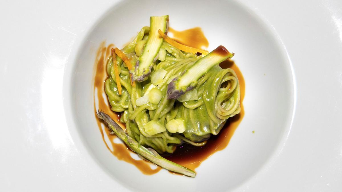 La mejor receta asiática de España: 'noodles' con curri verde de espinacas  y espárragos